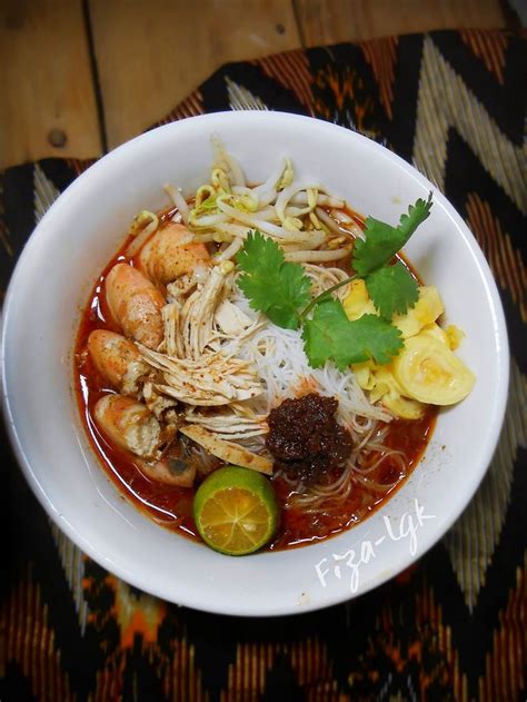  Laksa Sarawak! Zupa Kokosowa z Rybą i Kurkumą: A Symphony of Spice and Comfort