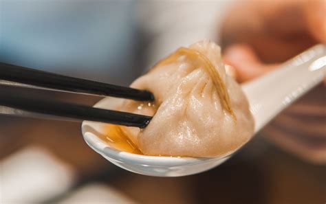  Chuzhou Xiaolongbao: Czy Niesamowita Miękkość Otula Twój Podniebienie Smacznym Bulionem?