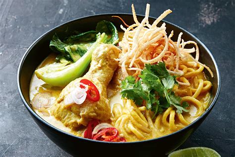  Khao Soi: Czy Gotowaną Zupę Curry Można Nazywać Wspaniałym Megaprezentantem Smaku?