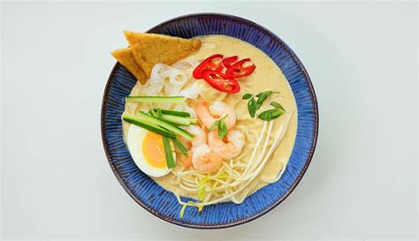  Laksa Sarawak! Zupa Kokosowa z Rybą i Kurkumą: A Symphony of Spice and Comfort