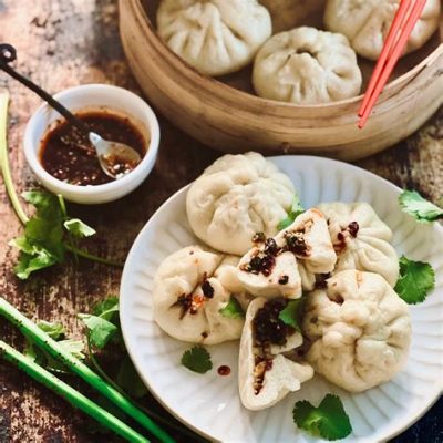  Smażone Baozi z Nanning - Umami eksplozja w każdym kęsie, która rozpieszcza podniebienie bogactwem tekstur i aromatów!