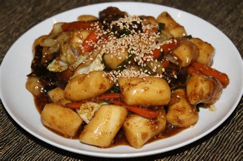  Ddeokbokki - pikantne i aromatyczne danie z makaronu ryżowego z duszą Seulu!