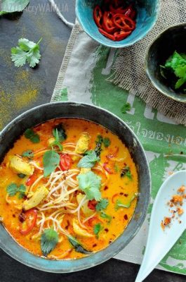  Khao Soi - Pikantna Zupa Curry z Cieniutkimi Makaronami i Crunchem Skwarków!