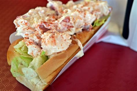  Lobster Roll - Odkryj Świeży, Oceaniczny Smak Nowej Anglii w Chrupiącej Bułce!