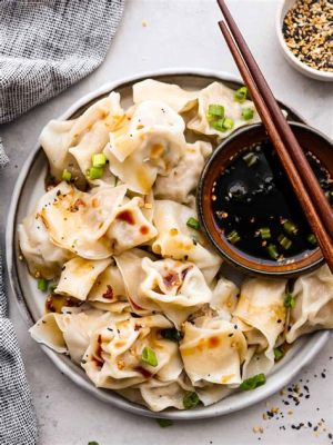  Wontons z Wieprzowiną i Grzybami Shiitake: Czy Ta Niewielka Paczka Smaku Zdoła Podbić Twoje Smakowe Podniebienia?